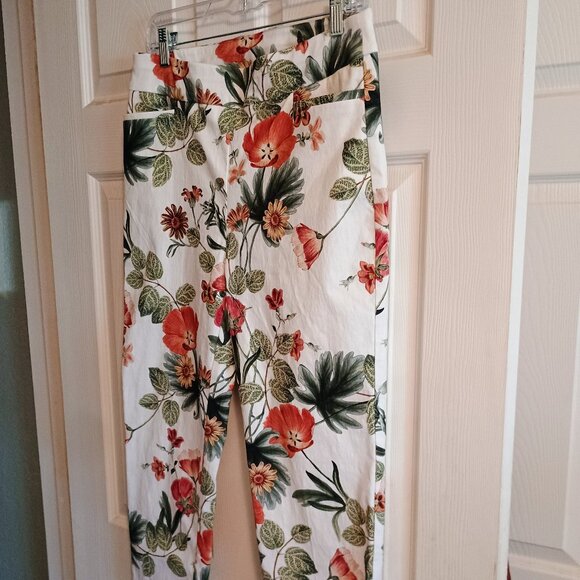 Chicos Capris, White Floral, Size .5 (6), Hi Rise - Picture 1 of 4